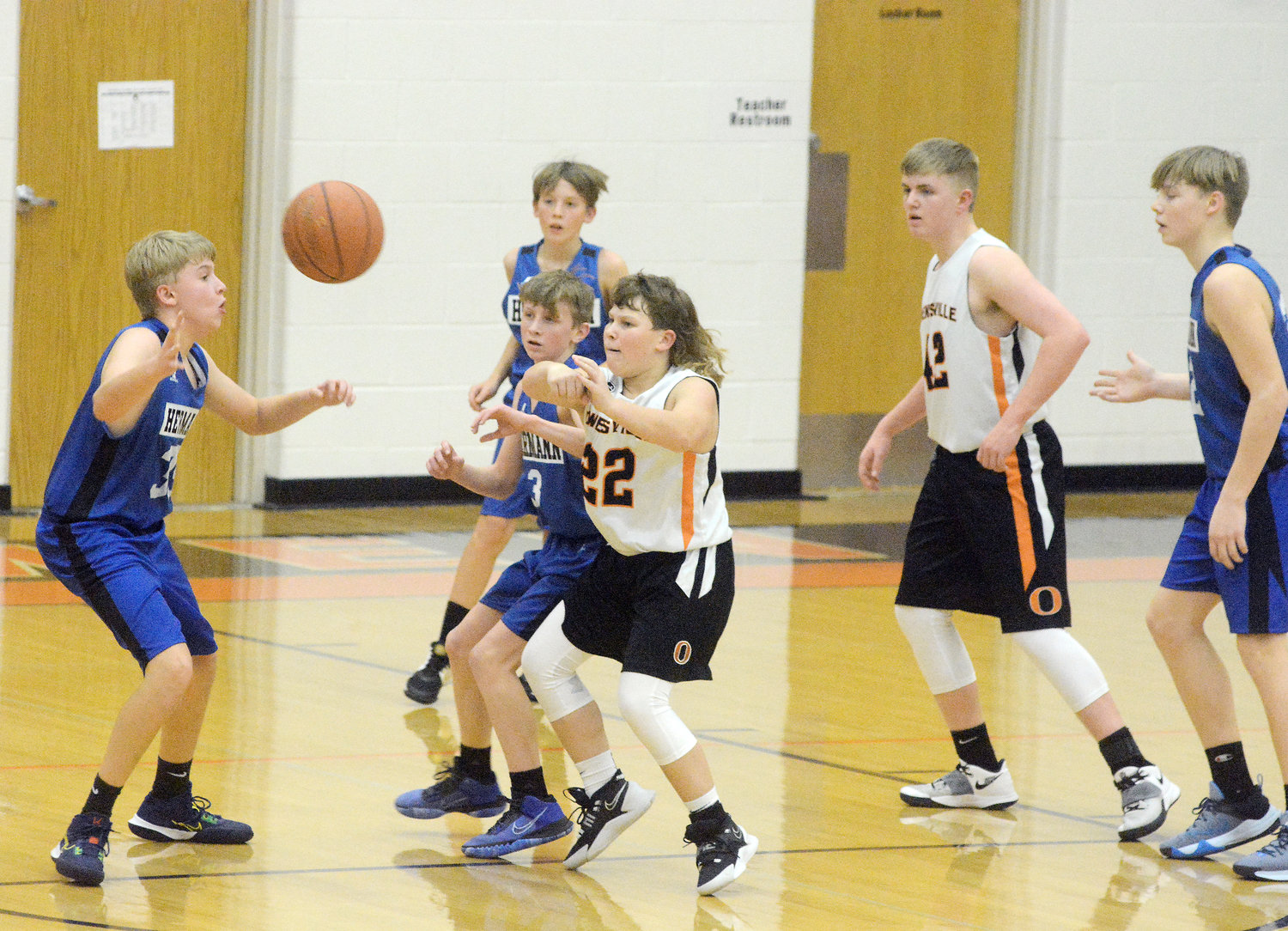 Drew Chapman center) passes the ball away from Hermann’s Zachary Fredrick (far left) and Kruz Eldringhoff (3) for Owensville during their 39-32 victory Monday night over Hermann’s Bearcats in a middle school basketball doubleheader at Owensville Elementary School (OES) with Gasconade County bragging rights on the line.